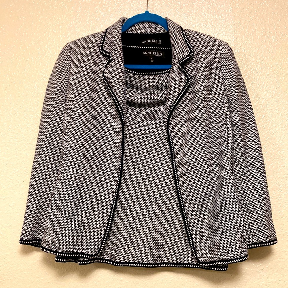 Women skirt and suit. Navy blue and white. Anne Klein new york. Size 8